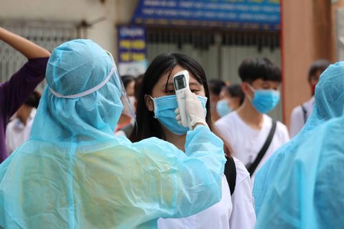 Dịch COVID-19 bùng phát, nhiều trường hoãn thi, cho sinh viên nghỉ Tết sớm