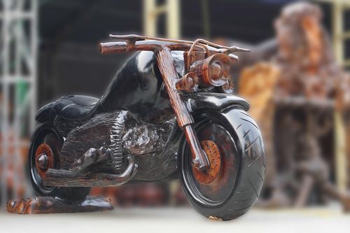 Mô hình xe Harley Davidson bằng gỗ sao nặng gần 1 tấn ở TP.HCM