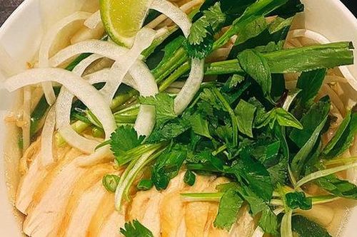 Cô gái Việt nấu phở gà ngon từ thịt, ngọt từ xương, khách Tây ăn sạch bát
