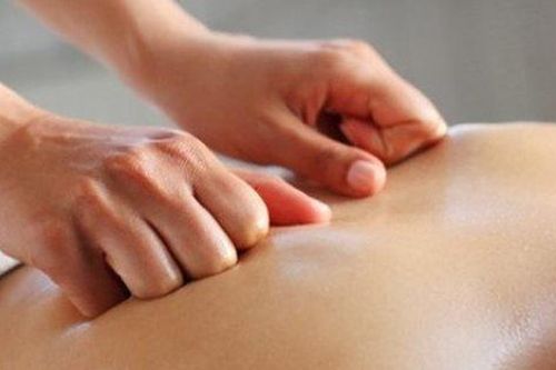 Bị đầy hơi, chướng bụng hay táo bón, chỉ cần day bấm 5 huyệt vị 'vàng mười' này là xong!