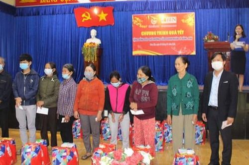 Quảng Nam: 50 suất quà Tết đến với hộ khó khăn ở phường Trường Xuân