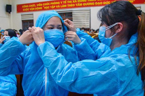 Trắng đêm lấy mẫu xét nghiệm cho 5.000 người Đông Triều