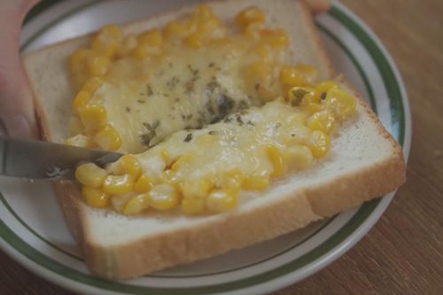 Làm bánh mì nướng ngô phô mai nhanh cho bữa sáng