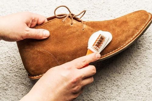 Cách làm sạch giày da lộn tại nhà