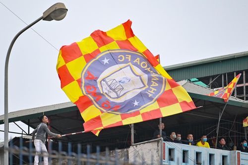CĐV Thanh Hóa trèo nóc nhà cổ vũ bóng đá vì không được vào sân