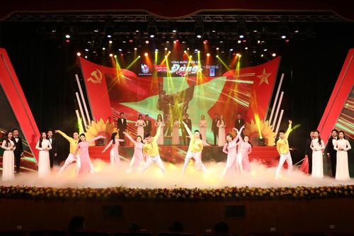 Trào dâng niềm tự hào với các ca khúc về Đảng trong 'Vững bước dưới cờ Đảng'