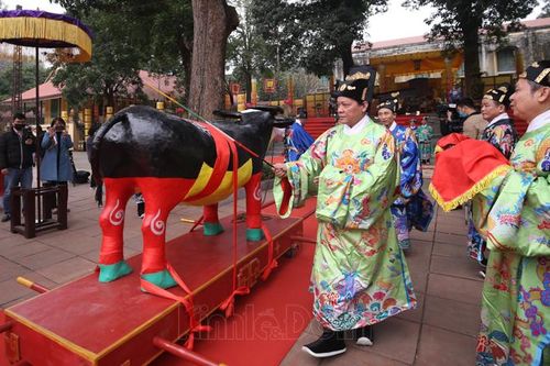 Tái hiện nghi lễ vua ban xuân ngưu cho quan, quần thần và dân chúng tại sân Điện Kính Thiên