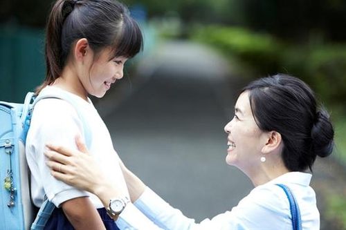 Đừng giao việc dạy con cho người giúp việc