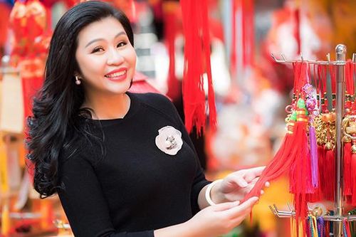 NTK Anh Thư diện áo dài len đón Tết Tân Sửu