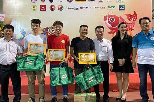 'Cậu bé xây đam mê bóng đá trên ghi đông xe đạp' thắng giải 'Với thể thao, ai cũng là nhà vô địch'
