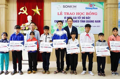 Trao học bổng cho 20 học sinh khó khăn vùng cao