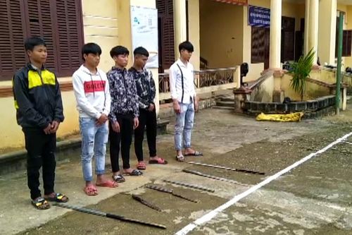 Kéo nhau về phá trường cũ