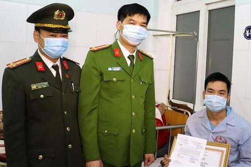 Khen thưởng trưởng Công an xã dũng cảm trong công tác chữa cháy và cứu nạn, cứu hộ
