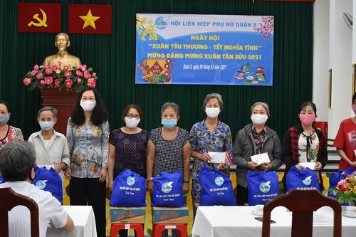 Trao tặng 264 phần quà Tết Tân Sửu cho hội viên phụ nữ và trẻ em