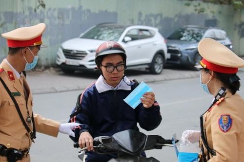 CSGT phân luồng giao thông, kịp thời phát khẩu trang cho người dân