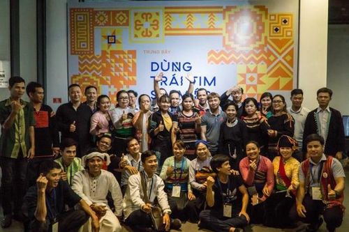 Dệt câu chuyện dân tộc mình