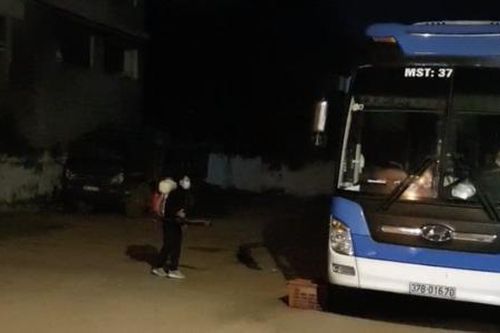 Nghệ An: Chặn bắt xe khách chạy vượt tuyến chở 14 người từ Hải Dương về