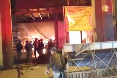 TP.HCM: Cháy lớn thiêu rụi xưởng gỗ trong đêm