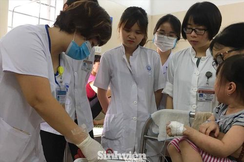 Hàng nghìn sinh viên trường y tình nguyện tham gia phòng chống dịch COVID -19