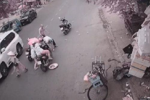 Công an vào cuộc điều tra những người hôi tiền rơi trên đường của một cô gái