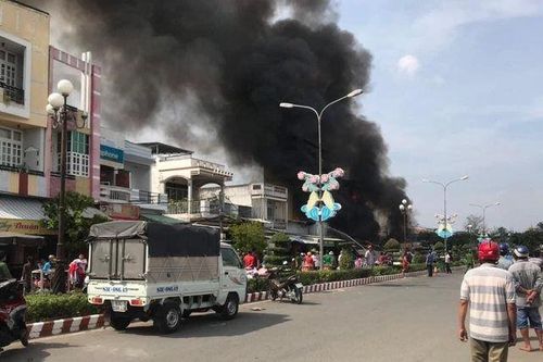 Cháy lớn thiêu rụi 4 căn nhà, 1 người tử vong