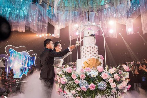 Sân khấu pha lê hàng tỷ đồng của đám cưới Phan Thành - Primmy Trương