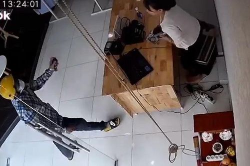 Nữ nhân viên choáng váng vì hành động bất ngờ của tên cướp