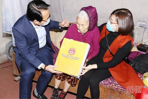 Lãnh đạo huyện Nghi Xuân tặng quà tết cho gia đình chính sách, người có công