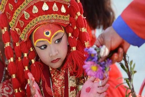 Ở nước nào, bé gái được chọn làm 'thánh nữ đồng trinh'?