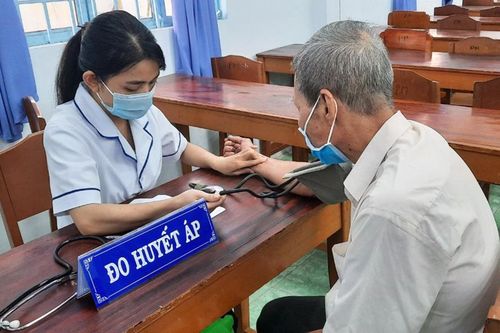Phú Tân: 100 người già, hộ nghèo được khám bệnh và tặng quà dịp Tết