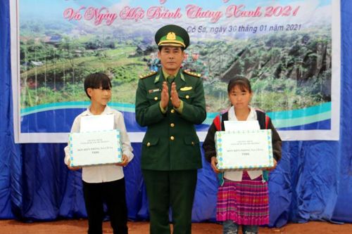 Xuân Biên phòng ấm lòng dân bản
