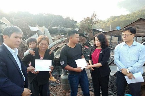 Thăm hỏi, tặng quà 3 gia đình bị cháy nhà