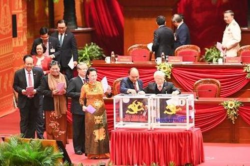 Các đại biểu bỏ phiếu bầu Ban Chấp hành Trung ương khóa XIII