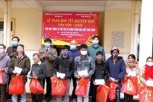 Trao trên 1.000 suất quà tết cho người khuyết tật, nạn nhân da cam và trẻ em có hoàn cảnh đặc biệt khó khăn