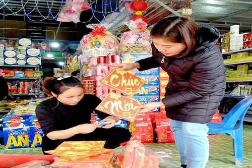Đưa hàng Tết lên vùng cao