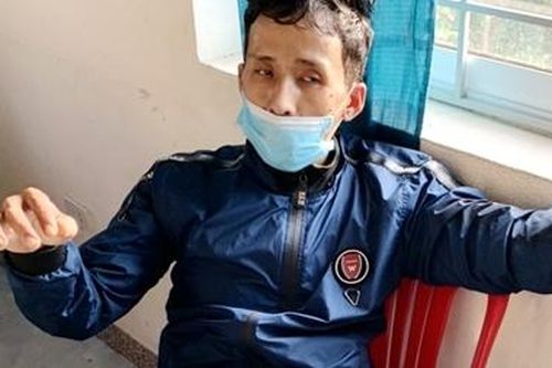 CSGT thuyết phục tên cướp buông dao khi đang khống chế 2 mẹ con trên xe khách