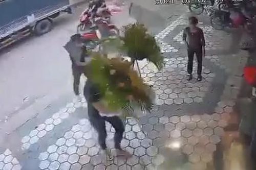 Một chủ sạp chợ đầu mối bị hắt mắm tôm lên đầu vì mâu thuẫn nợ nần