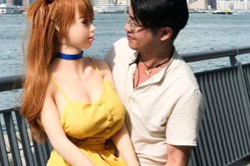 Đính hôn với búp bê tình dục