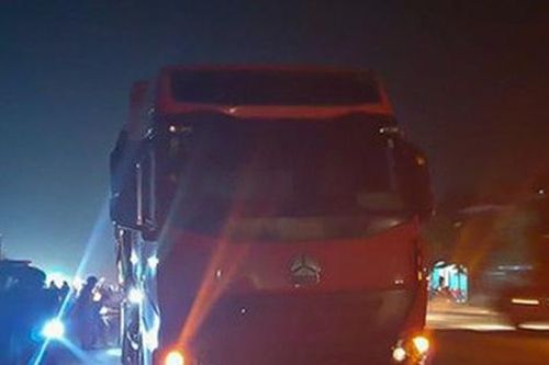Bé trai 3 tuổi bị xe đầu kéo đâm tử vong thương tâm