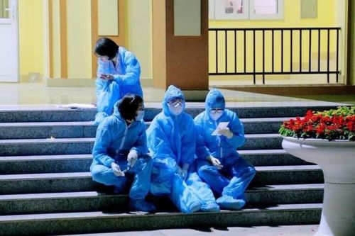 Đông Triều đêm không ngủ, y bác sĩ chạy đua thời gian truy tìm COVID -19