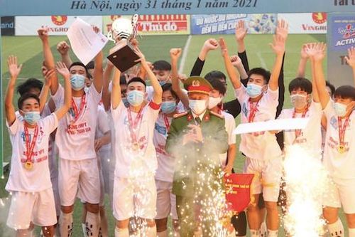 Khoảnh khắc THPT Hoàng Mai nâng cao cúp vô địch