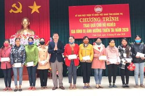 Quảng Trị: Tặng quà cho gia đình khó khăn đón Tết