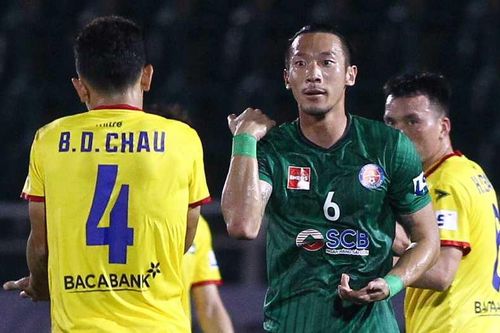 Đòn chỏ của cầu thủ SLNA hạ gục cựu tuyển thủ Nhật Bản
