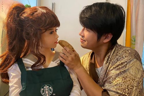 Người đàn ông hẹn hò búp bê tình dục suốt 2 năm