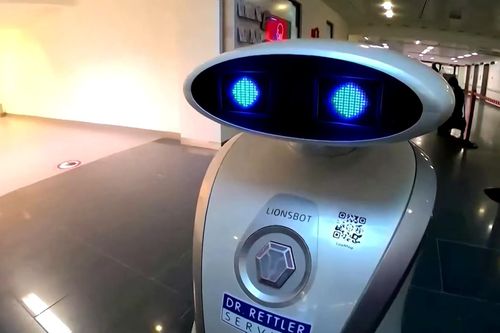 Robot kể chuyện cười cổ vũ nhân viên y tế chống dịch Covid-19