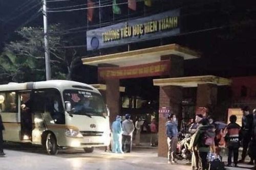 Nhiều học sinh ở Hải Dương được đưa đi cách ly trong đêm
