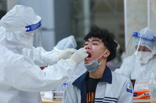 Hơn 1.000 học sinh Hà Nội được lấy mẫu xét nghiệm Covid-19