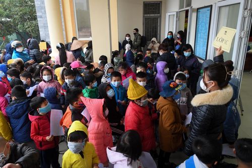 Hơn 1.000 học sinh chen chúc xếp hàng xét nghiệm Covid-19