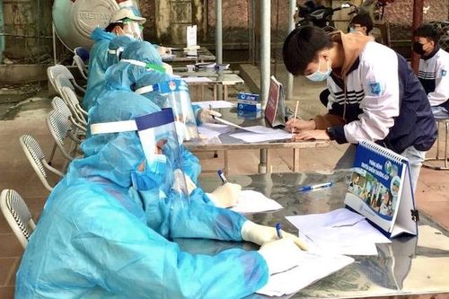 Hà Nội lấy mẫu xét nghiệm hơn 1.300 học sinh đi ngoại khóa về từ vùng dịch Covid-19