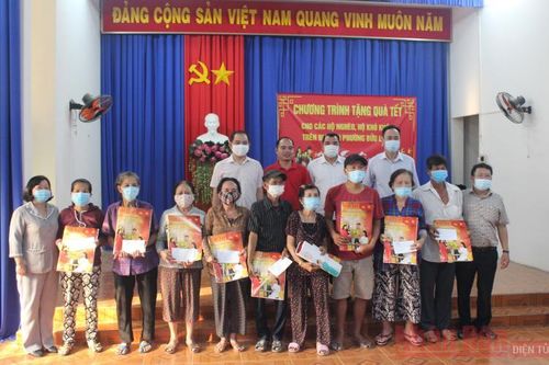Báo Nhân Dân tặng quà Tết các gia đình khó khăn